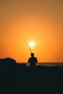 夕阳下的独钓者