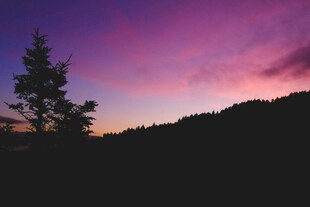 黄昏山林剪影与绚烂天空