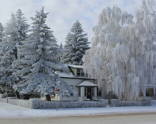 冬日雪景中的温馨小屋