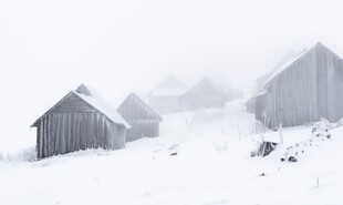 雪覆小屋 冬日静谧景象
