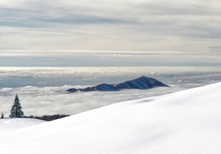 雪山云海间的壮丽景致