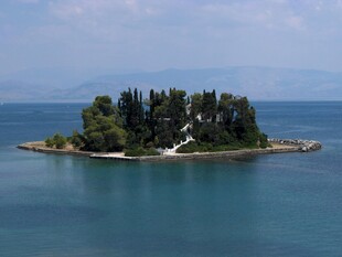 海上孤岛绿树环绕美景