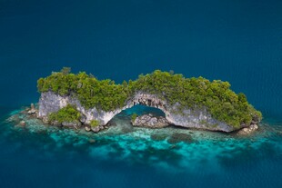 海中绿岛与天然石拱奇观