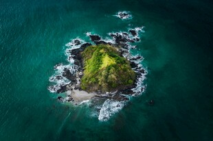海中孤岛绿意盎然