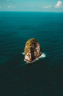 海中孤石