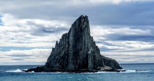 海中孤峰岩石景观