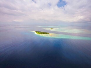 海上孤岛与绚丽光影
