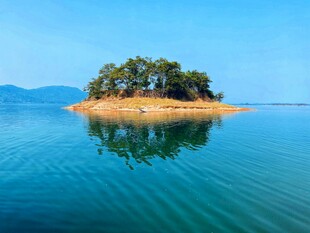 湖心小岛 碧水蓝天美景