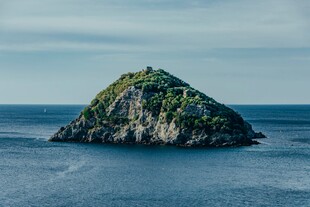 海中孤岩