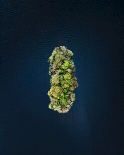 空中俯瞰的绿色岛屿