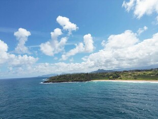 碧海蓝天中的美丽海岛