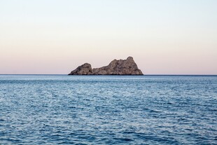 海上孤岩美景