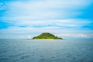 海上孤岛 蓝天白云美景