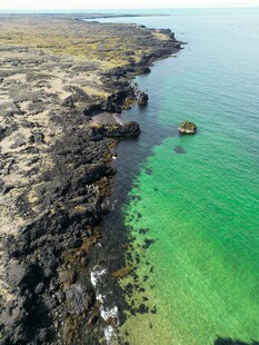 海岸美景 碧绿海水与礁石
