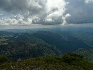 山峦云海壮丽自然景观