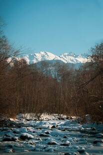 雪山下的溪流冬日景致