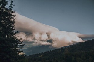 山间壮观烟云景象