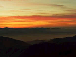 壮丽山间日落美景