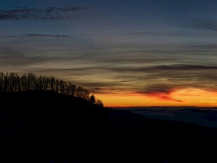 日落时分的山林剪影