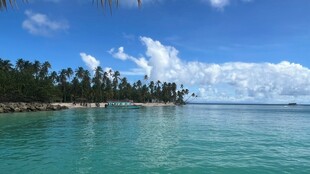 美丽海岛清澈海水风景