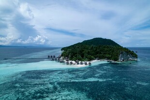 海上小岛与水上屋美景