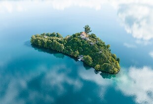 海中绿岛风光秀丽