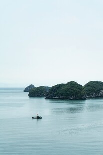 海上孤舟与葱郁岛屿