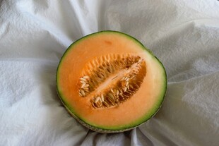 切开的香甜哈密瓜