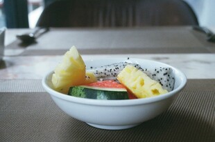 碗中多彩新鲜水果拼盘