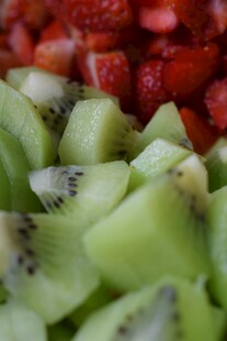 新鲜草莓与猕猴桃切片