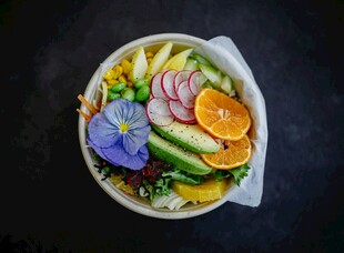 多彩缤纷蔬菜沙拉拼盘