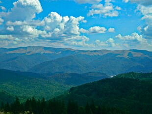 壮丽山峦蓝天白云美景