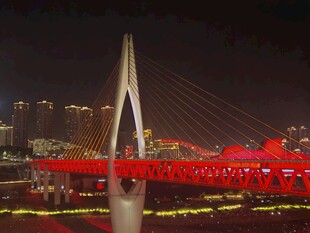 重庆夜景中的绚丽桥梁