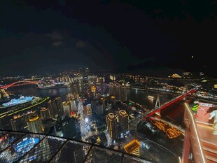 城市璀璨夜景俯瞰视角