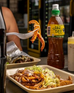 美味泰式炒河粉与虾