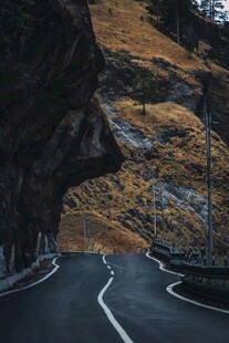 山间蜿蜒公路美景