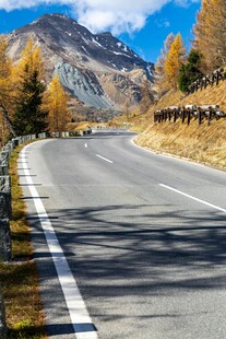 秋日山间蜿蜒公路美景
