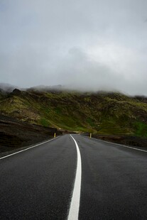 蜿蜒公路伸向远方