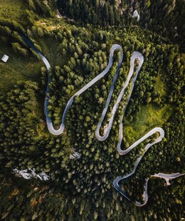 山间蜿蜒公路俯瞰美景
