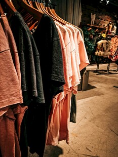 店内挂着多样款式的服装