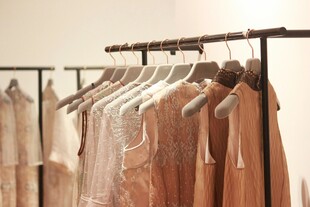 时尚衣物挂架展示