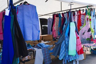 户外摊位的多彩衣物展示