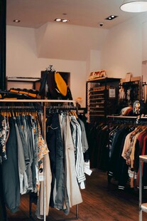 时尚服装店内部陈列展示