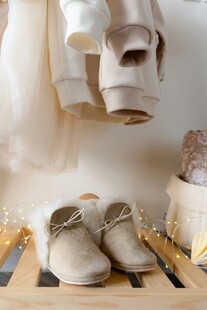 温馨室内的鞋摆件