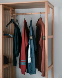 木质衣架挂着多样衣物