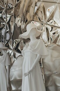 复古风格白色服饰人