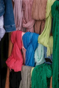多彩缤纷的悬挂布料