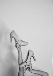 优雅高跟鞋特写展示