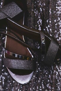 闪亮高跟凉鞋特写