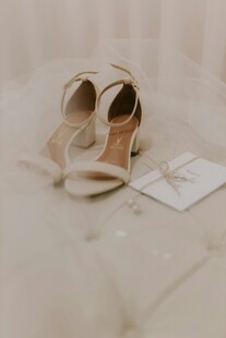 优雅米色高跟凉鞋展示